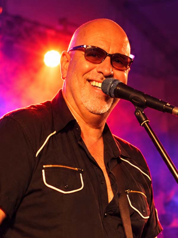 Nigel, Vocals und Gitarre bei COCO-BAND